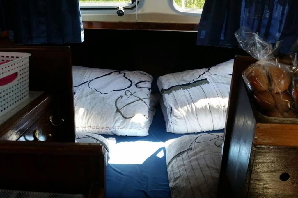 Boat Allemansfreon - Kamperen Op Het Water - Niet Om Mee Te Varen - Read Host Profile-Lees Hostprofiel Jutrijp Luaran gambar