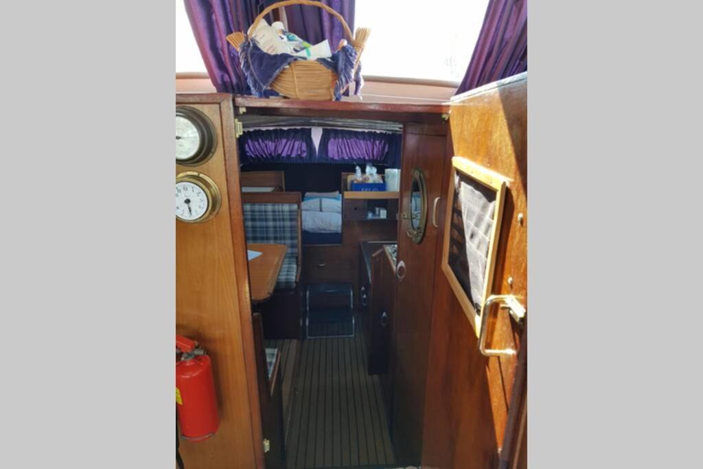 Boat Allemansfreon - Kamperen Op Het Water - Niet Om Mee Te Varen - Read Host Profile-Lees Hostprofiel Jutrijp Luaran gambar