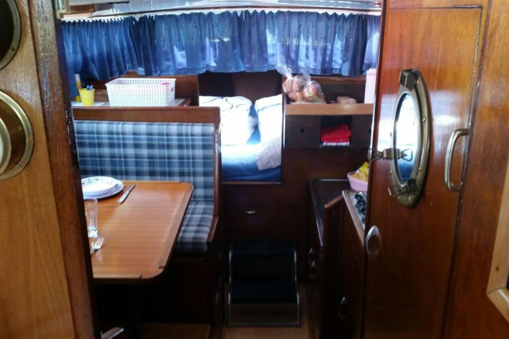 Boat Allemansfreon - Kamperen Op Het Water - Niet Om Mee Te Varen - Read Host Profile-Lees Hostprofiel Jutrijp Luaran gambar