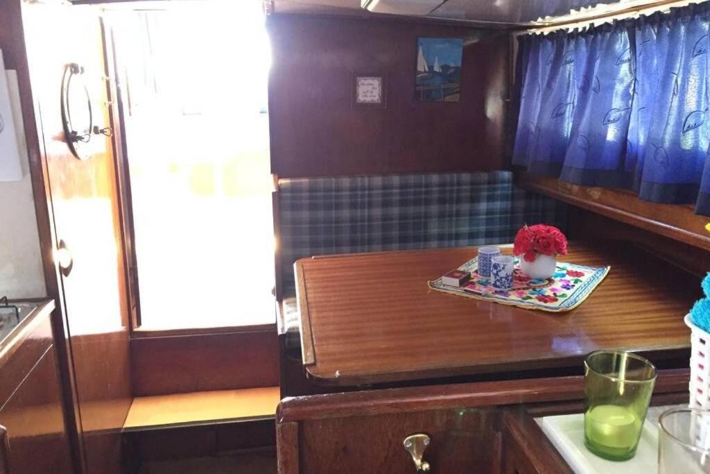 Boat Allemansfreon - Kamperen Op Het Water - Niet Om Mee Te Varen - Read Host Profile-Lees Hostprofiel Jutrijp Luaran gambar