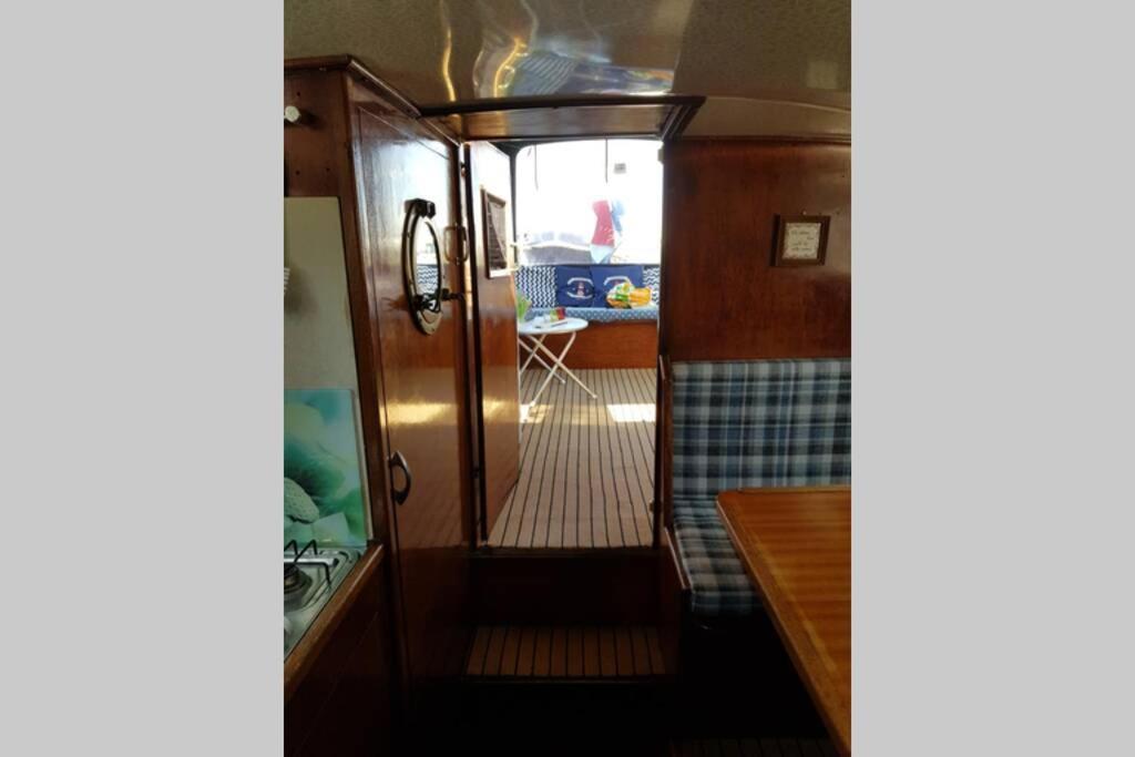 Boat Allemansfreon - Kamperen Op Het Water - Niet Om Mee Te Varen - Read Host Profile-Lees Hostprofiel Jutrijp Luaran gambar