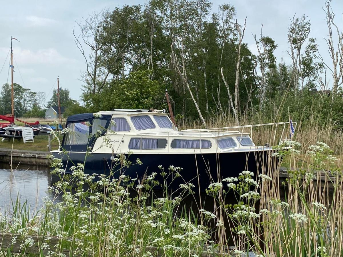 Boat Allemansfreon - Kamperen Op Het Water - Niet Om Mee Te Varen - Read Host Profile-Lees Hostprofiel Jutrijp Luaran gambar